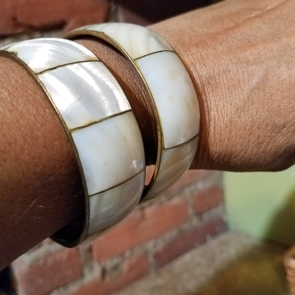 Vintage Set Of 2 Brass Bangles with Mother Of Pearl Insets - Picture 6 of 6